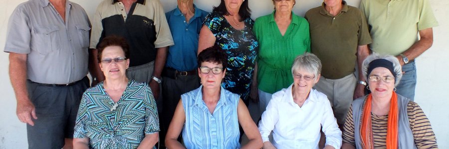 Gansbaai Pistoolskietklublede wat met â€˜n geselligheid ontspan het, met voor vlnr Kathy Hammond, Corinne De Wet, Adri Wessels en Madaloen le Roux. Agter vlnr is Gideon Hattingh, Frans De Wet, Alec Kitley, Yvonne Hattingh (Kuiergas), Trudie White (Kuiergas), Jack White en Andy Hammond.